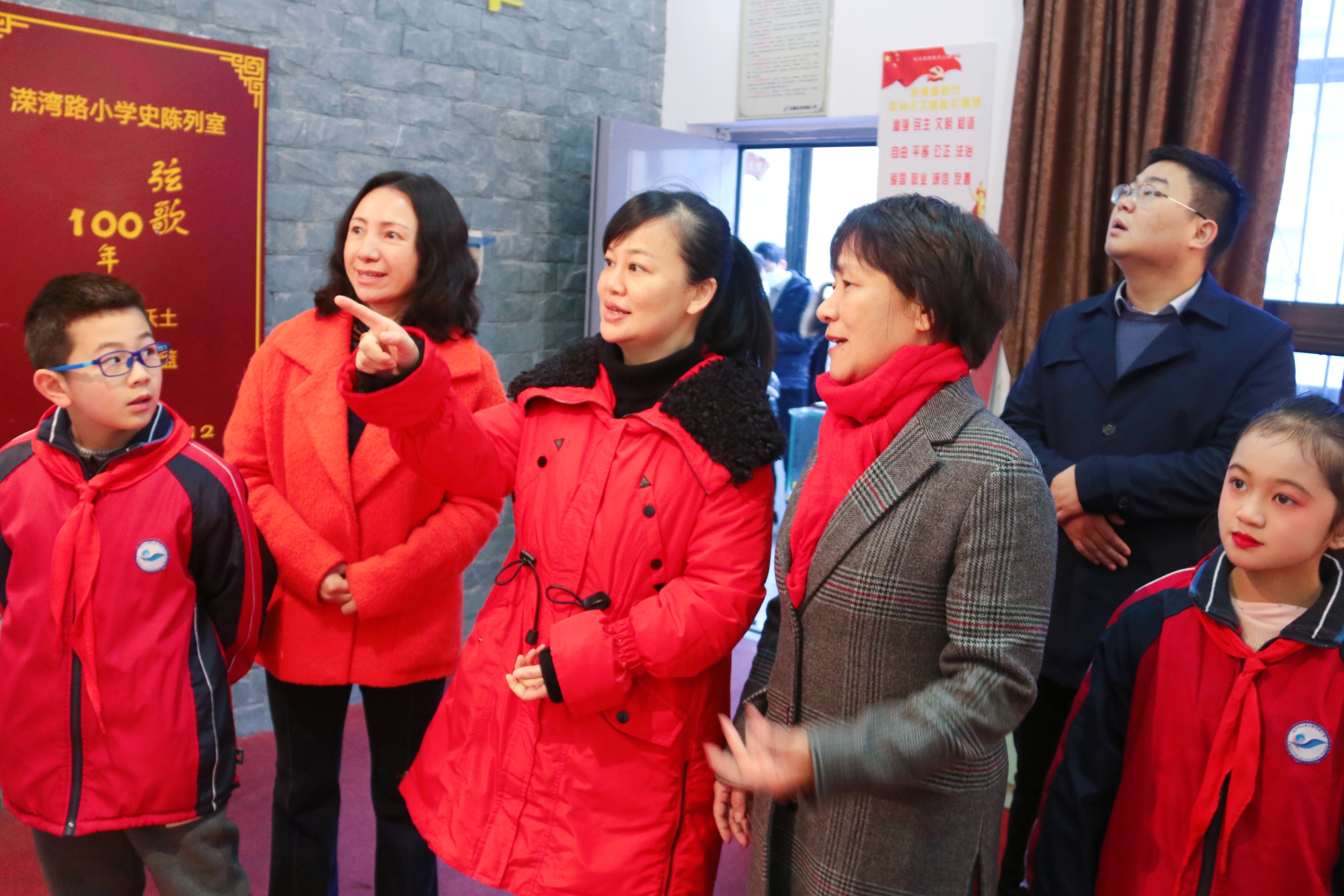 扣紧安全弦 倾情谋新篇——岳麓区教育局局长王艳赴溁湾路小学指导开学工作